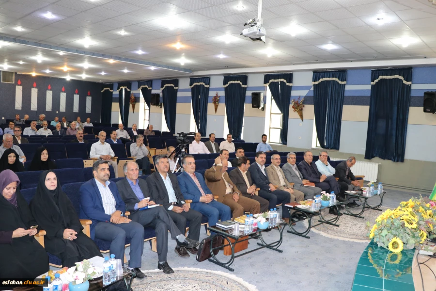 دکتر عروف زاد در همایش تخصصی مصاحبه گران و عوامل اجرایی دانشگاه فرهنگیان :
معلم باید مسئولیت پذیر بوده و برای این حرفه و تربیت نسل آینده و سرمایه های اجتماعی ارزش قائل باشد.