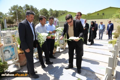 حضور دکتر خنیفر در گلزار شهدای اصفهان