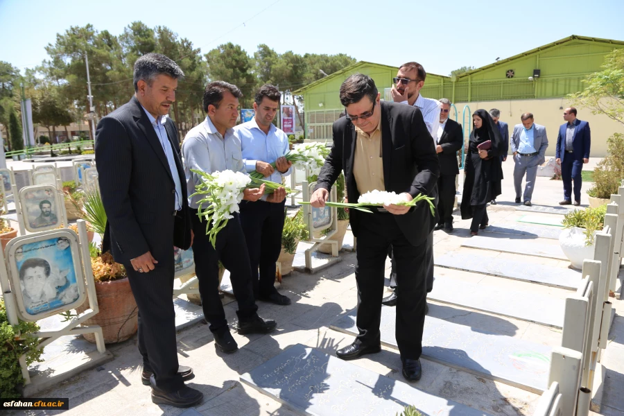 حضور دکتر خنیفردر گلزار شهدای اصفهان
