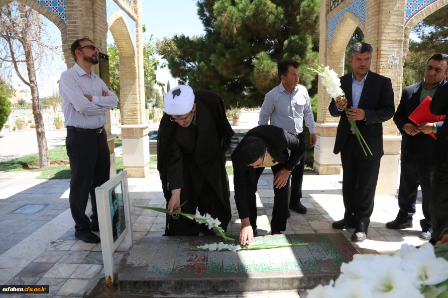 حضور دکتر خنیفردر گلزار شهدای اصفهان