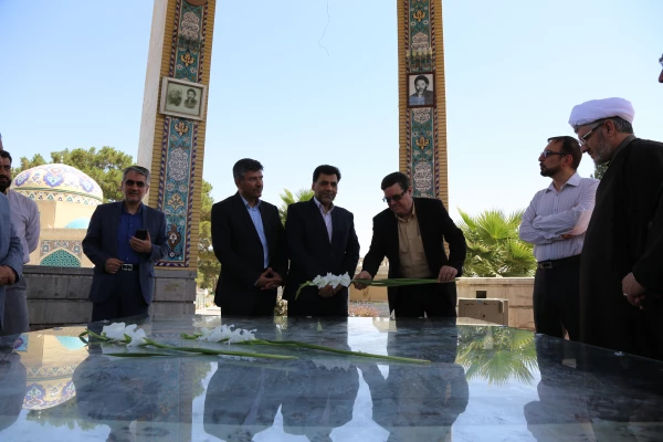 حضور دکتر خنیفر در گلزار شهدای اصفهان