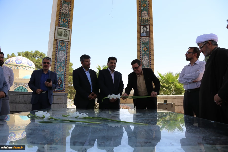 حضور دکتر خنیفر در گلزار شهدای اصفهان