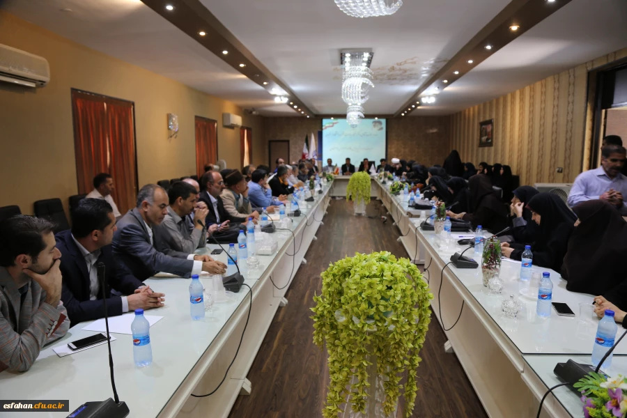 دکتر خنیفر در نشست اعضاء هیأت علمی و مسئولین دانشگاه فرهنگیان اصفهان:
سونامی کمبود معلم در سال 1400 و بازنشسته شدن دو سوم معلمان