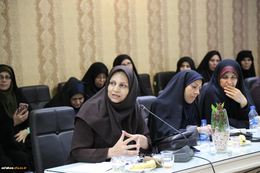 دکتر خنیفر در نشست اعضاء هیأت علمی و مسئولین دانشگاه فرهنگیان اصفهان:
سونامی کمبود معلم در سال 1400 و بازنشسته شدن دو سوم معلمان