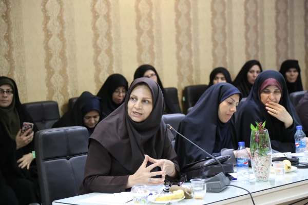 دکتر خنیفر در جمع استادان و مسئولان دانشگاه فرهنگیان استان اصفهان:
معلم را نمیتوان وارد کرد و همیشه باید معلمان مهارت دیده برای آینده جامعه پرورش داد