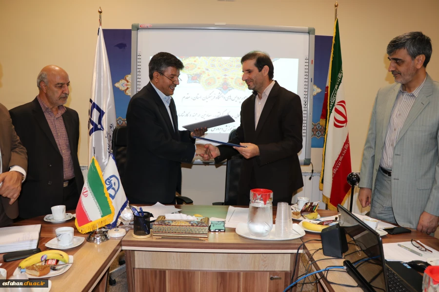 در زمینه درس کارورزی صورت گرفت:
امضای تفاهم نامه همکاری دانشگاه فرهنگیان استان اصفهان واداره کل  آموزش و پرورش