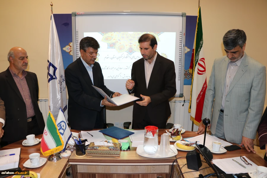 در زمینه درس کارورزی صورت گرفت:
امضای تفاهم نامه همکاری دانشگاه فرهنگیان استان اصفهان واداره کل  آموزش و پرورش