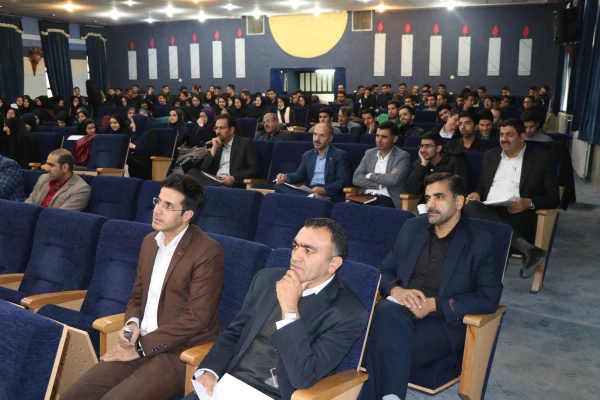 دکتر پناهی معاون پژوهش و برنامه ریزی نیروی انسانی اداره کل آموزش و پرورش 

در همایش نگاهی نو بر تعامل مدیر خردمند و نومعلم خلاق