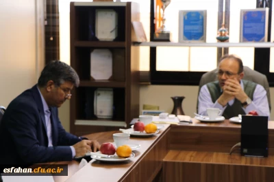 سرپرست دانشگاه فرهنگیان اصفهان در دیدار با رئیس دانشگاه جامع علمی و کاربردی استان :

دانشگاه فرهنگیان به دنبال پرورش بعد مهارتی دانشجو معلمان است.