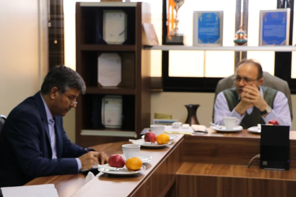 سرپرست دانشگاه فرهنگیان اصفهان در دیدار با رئیس دانشگاه جامع علمی و کاربردی استان :

دانشگاه فرهنگیان به دنبال پرورش بعد مهارتی دانشجو معلمان است.