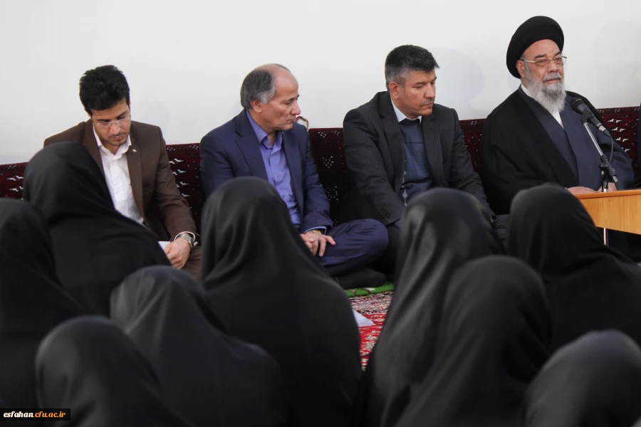 آیت الله سید یوسف طباطبایی نژاد امام جمعه اصفهان  در دیدار مسئولان و دانشجویان دانشگاه فرهنگیان :

   ما می توانیم را به دانش آموزان تعلیم دهید.