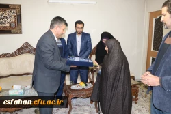 مدیریت امور پردیس های دانشگاه فرهنگیان اصفهان در دیدار با خانواده شهید:

در برابر صبر زینب گونه مادران شهید باید تعظیم کرد.