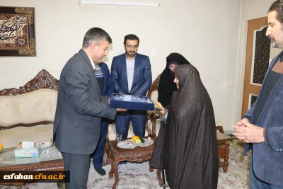 مدیریت امور پردیس های دانشگاه فرهنگیان اصفهان در دیدار با خانواده شهید:

در برابر صبر زینب گونه مادران شهید باید تعظیم کرد.