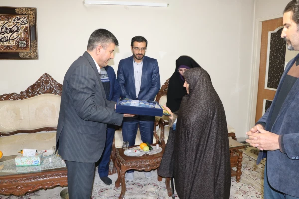 مدیریت امور پردیس های دانشگاه فرهنگیان اصفهان در دیدار با خانواده شهید:

در برابر صبر زینب گونه مادران شهید باید تعظیم کرد.