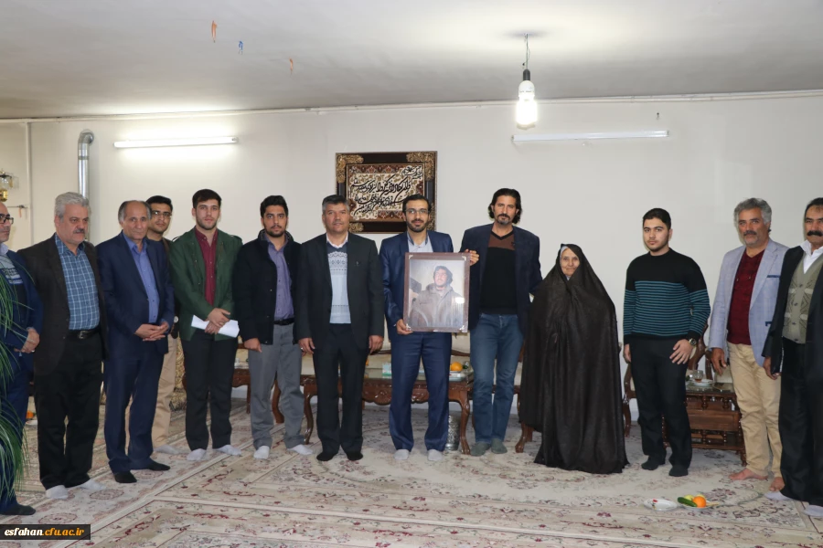 مدیریت امور پردیس های دانشگاه فرهنگیان اصفهان در دیدار با خانواده شهید:

در برابر صبر زینب گونه مادران شهید باید تعظیم کرد.