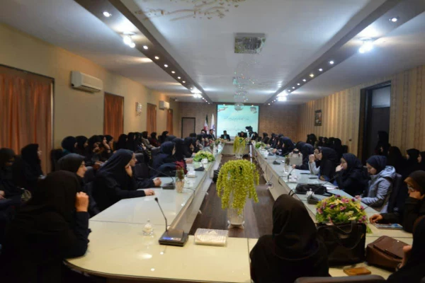 به مناسبت شانزدهم آذر در پردیس فاطمه زهراء (س) اصفهان برگزارشد :
نشست دانشجویان  با نماینده مردم مبارکه در مجلس شورای اسلامی