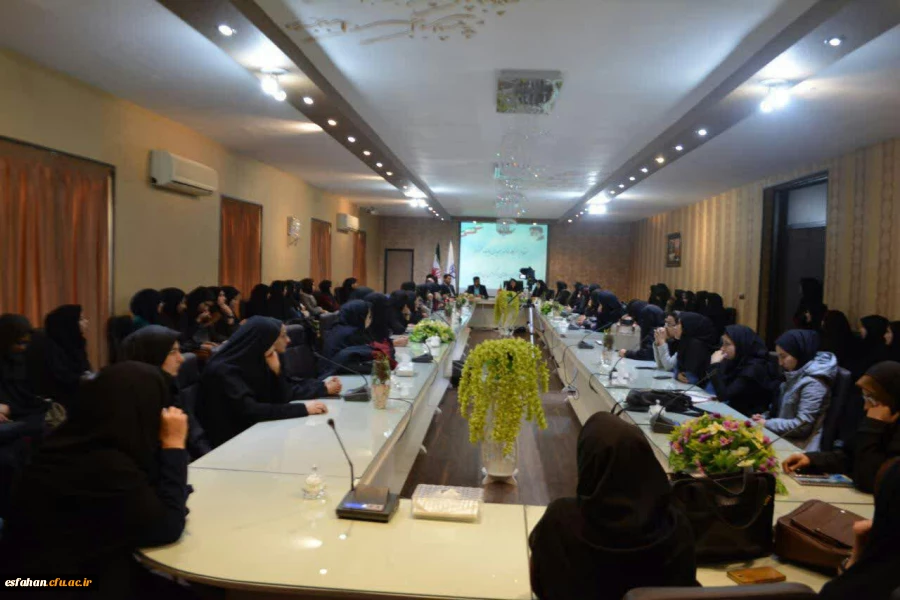 به مناسبت شانزدهم آذر در پردیس فاطمه زهراء (س) اصفهان برگزارشد :
نشست دانشجویان  با نماینده مردم مبارکه در مجلس شورای اسلامی