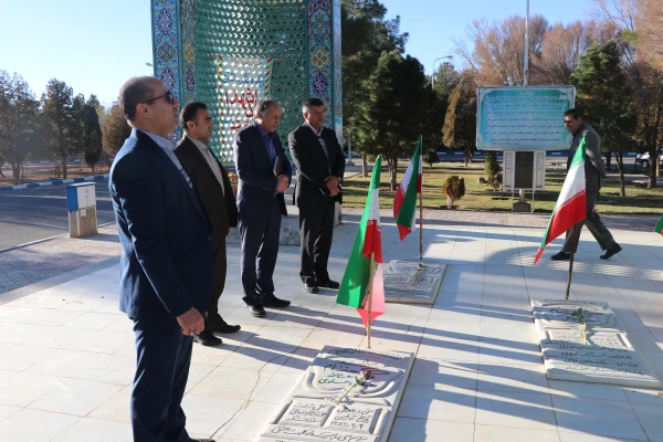 ادای احترام سرپرست دانشگاه فرهنگیان استان اصفهان  و هیأت همراه به مقام شامخ شهدا ی گمنام