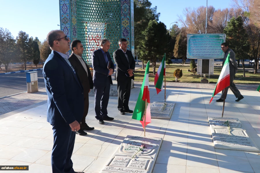 ادای احترام سرپرست دانشگاه فرهنگیان استان اصفهان  و هیأت همراه به مقام شامخ شهدا ی گمنام