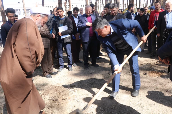 با حضور سرپرست دانشگاه فرهنگیان استان اصفهان به مناسبت روز درختکاری برگزار گردید: 

نشست علمی با موضوع دانشگاه سبز  و کاشت نهال