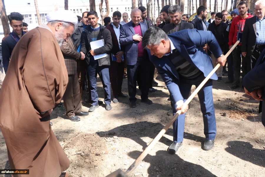 با حضور سرپرست دانشگاه فرهنگیان استان اصفهان به مناسبت روز درختکاری برگزار گردید: 

نشست علمی با موضوع دانشگاه سبز  و کاشت نهال