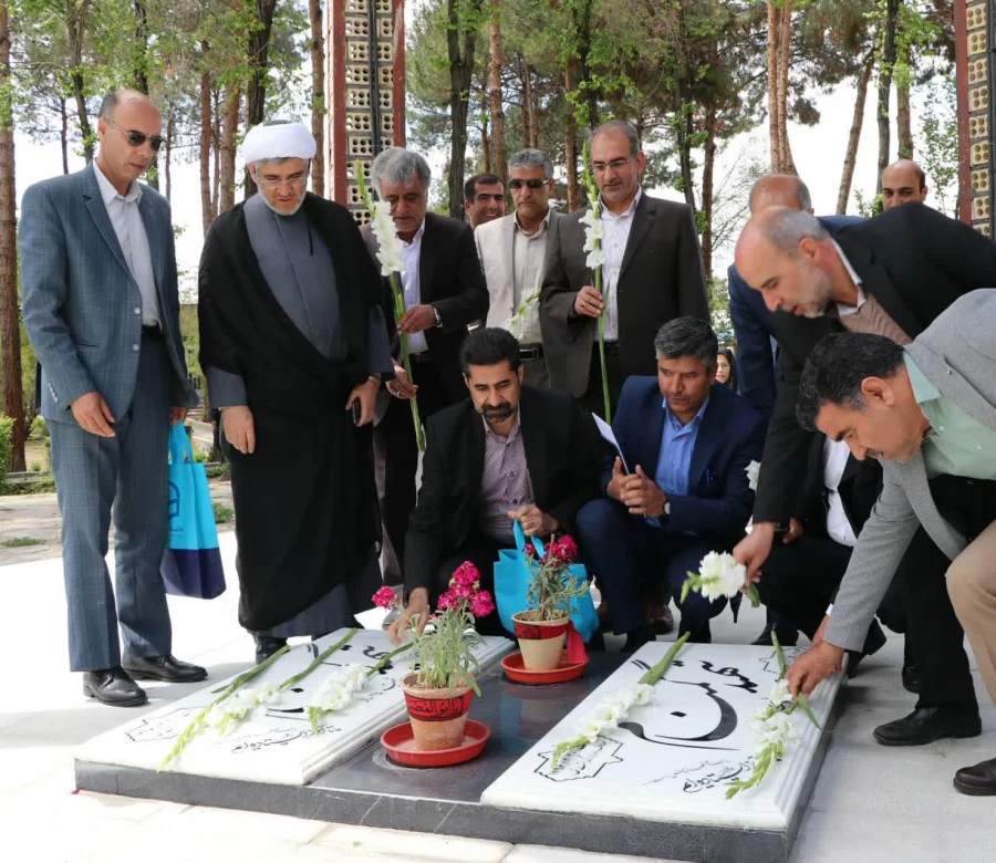 حضور مدیران دانشگاه فرهنگیان و آموزش و پرورش استان در جوار شهدای گمنام دانشگاه