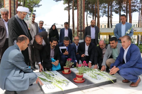 حضور مدیران دانشگاه فرهنگیان و آموزش و پرورش استان در جوار شهدای گمنام دانشگاه