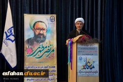 معلم اندیشه جاری جامعه می ‎باشد و زبان از بیان جایگاه رفیع معلم قاصر است