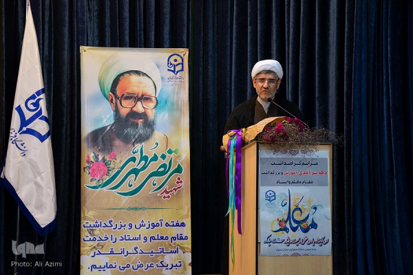 معلم اندیشه جاری جامعه می ‎باشد و زبان از بیان جایگاه رفیع معلم قاصر است