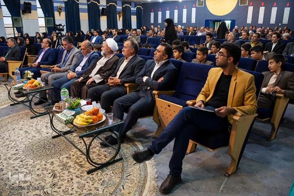 معلم اندیشه جاری جامعه می ‎باشد و زبان از بیان جایگاه رفیع معلم قاصر است