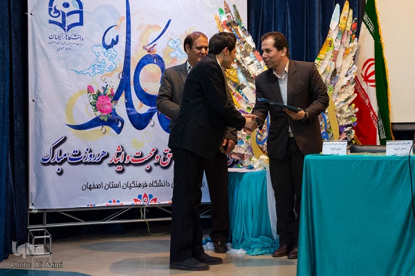 معلم اندیشه جاری جامعه می ‎باشد و زبان از بیان جایگاه رفیع معلم قاصر است