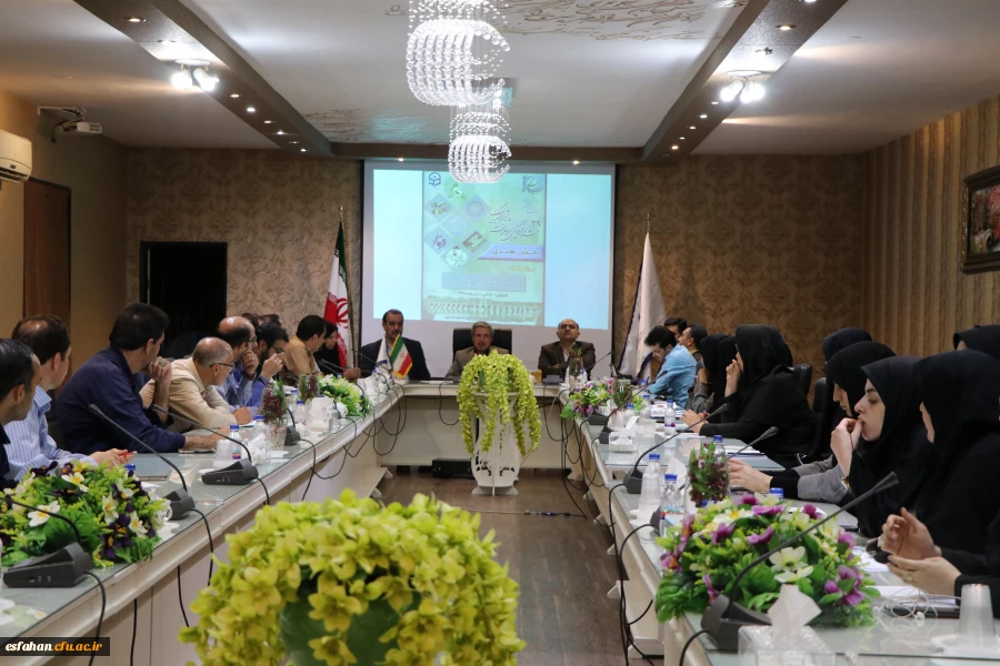 نشست مدیر کل و مسئولین حوزه فرهنگی دانشگاه با کارشناسان فرهنگی و اجتماعی