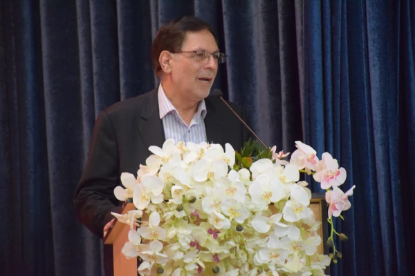 دانشجومعلمان نباید خودشان را محدود به محتویات کتاب ها و آموزش های دوران تحصیل کنند