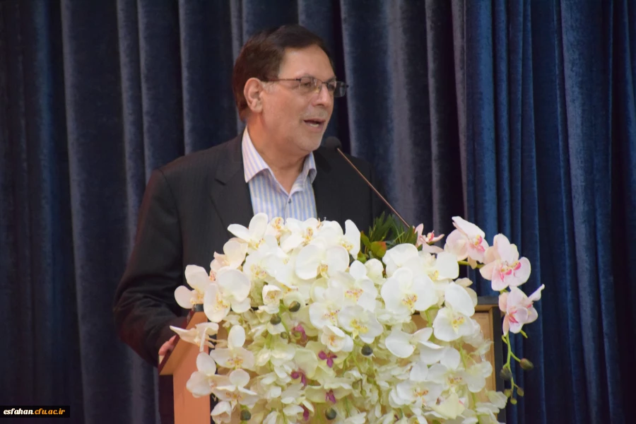 دانشجومعلمان نباید خودشان را محدود به محتویات کتاب ها و آموزش های دوران تحصیل کنند