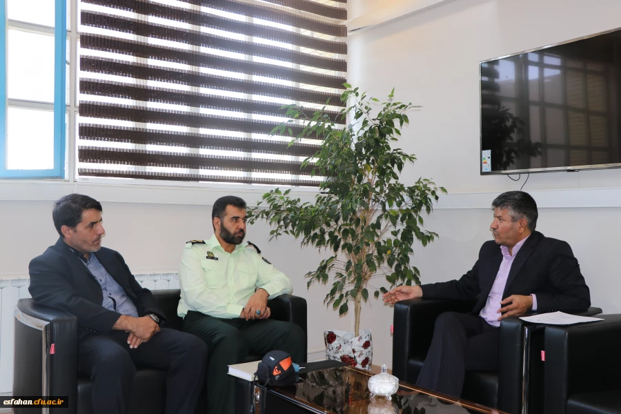 آگاهی بخشی و هدایت جامعه از رسالت های دانشگاه و نیروی انتظامی است