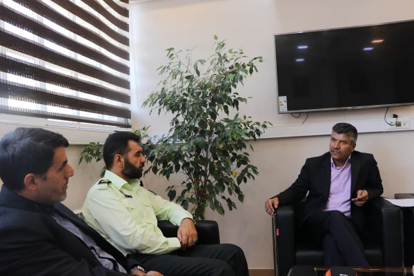 آگاهی بخشی و هدایت جامعه از رسالت های دانشگاه و نیروی انتظامی است