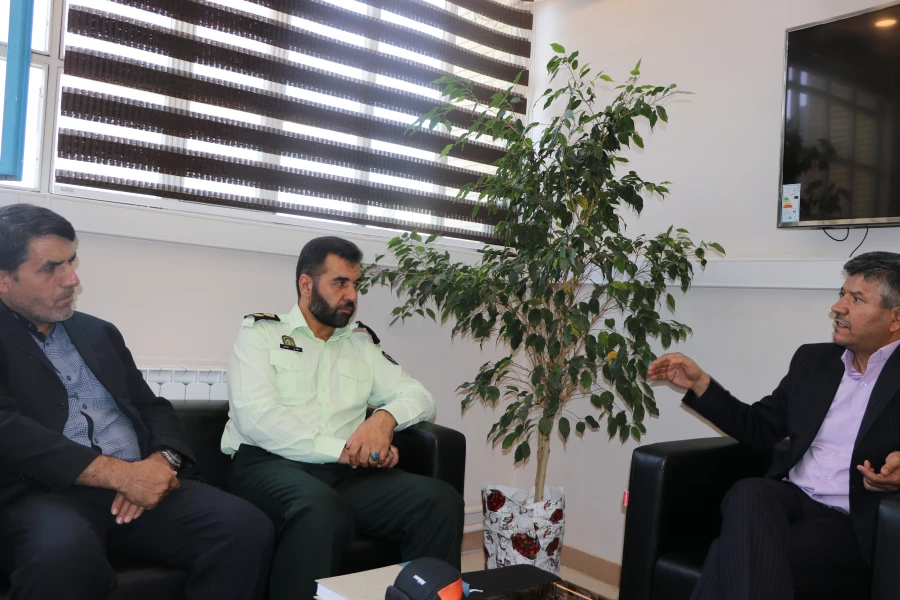 آگاهی بخشی و هدایت جامعه از رسالت های دانشگاه و نیروی انتظامی است