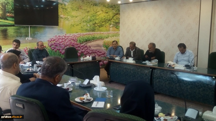 نشست مشترک مسئولین و مدیران گروه های آموزشی پردیس و مسئولین انجمن های علمی معلمان استان اصفهان