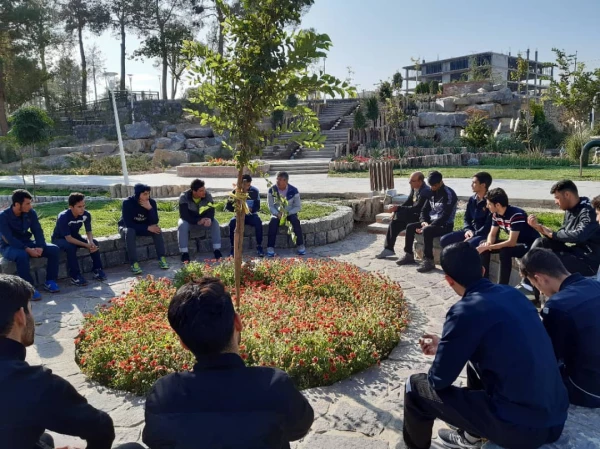 کارگاه آموزشی دانشجو معلمان تربیت بدنی پردیس شهید باهنر اصفهان در حاشیه زاینده رود