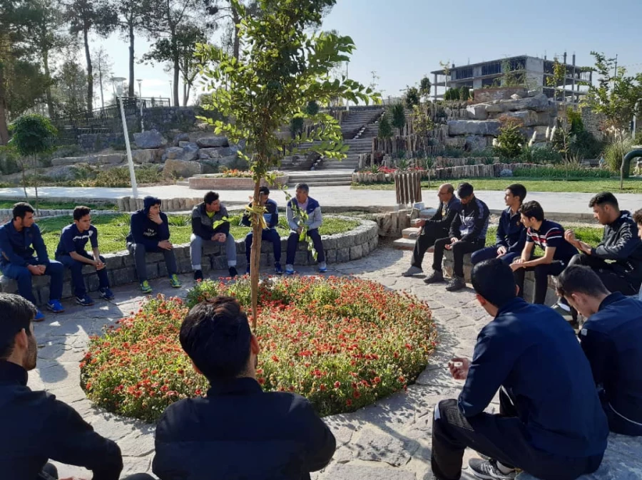 کارگاه آموزشی دانشجو معلمان تربیت بدنی پردیس شهید باهنر اصفهان در حاشیه زاینده رود