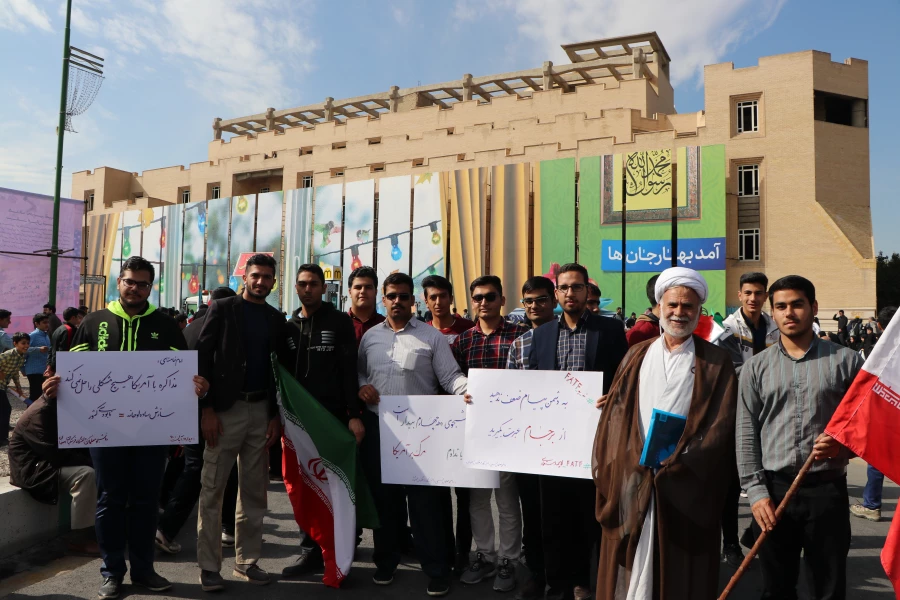 حضور مسئولین، اساتید، کارکنان و دانشجو معلمان  دانشگاه فرهنگیان استان اصفهان در راهپیمایی یوم الله 13 آبان