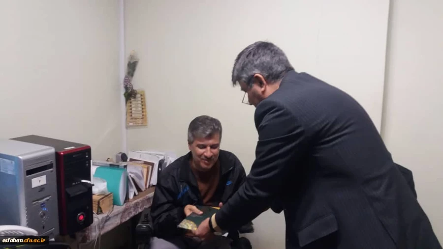 تقدیر و تجلیل از کارمند دارای معلولیت دانشگاه فرهنگیان استان اصفهان