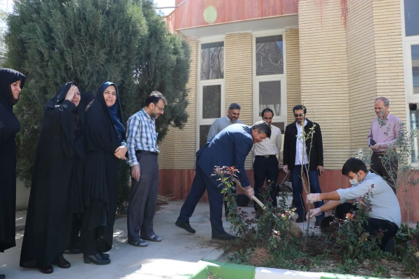 برگزاری مراسم روز درختکاری در دانشگاه فرهنگیان استان اصفهان 
