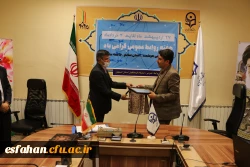 تقدیر از مدیرکل روابط عمومی دانشگاه علوم پزشکی اصفهان به نیابت از مدافعان سلامت 5