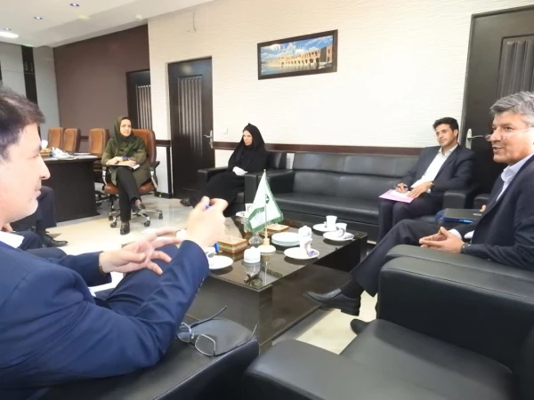 نشست مسئولین دانشگاه فرهنگیان استان اصفهان با مسئولین اداره کل محیط زیست استان 3