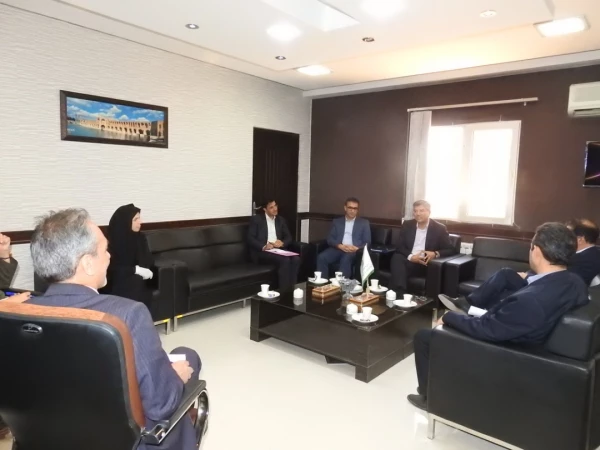 نشست مسئولین دانشگاه فرهنگیان استان اصفهان با مسئولین اداره کل محیط زیست استان 4