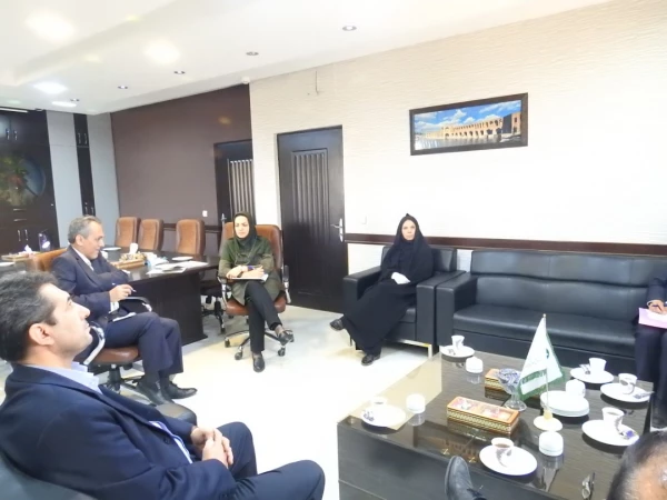 نشست مسئولین دانشگاه فرهنگیان استان اصفهان با مسئولین اداره کل محیط زیست استان 6