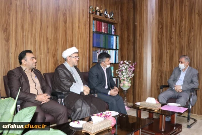 به مناسبت گرامیداشت هفته قوه قضاییه انجام شد:

دیدار مسئولین دانشگاه فرهنگیان استان اصفهان با رئیس کل دادگستری استان