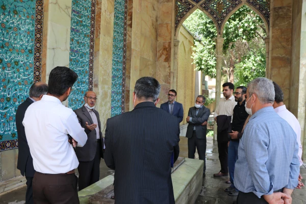 حضور مسئولین و اساتید دانشگاه فرهنگیان اصفهان در آرامگاه صائب
 3
