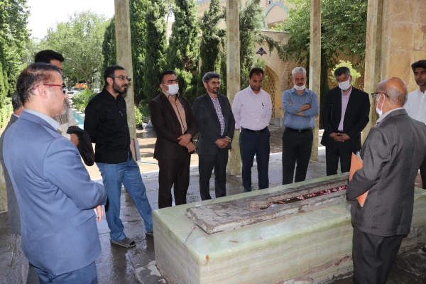 حضور مسئولین و اساتید دانشگاه فرهنگیان اصفهان در آرامگاه صائب
 4